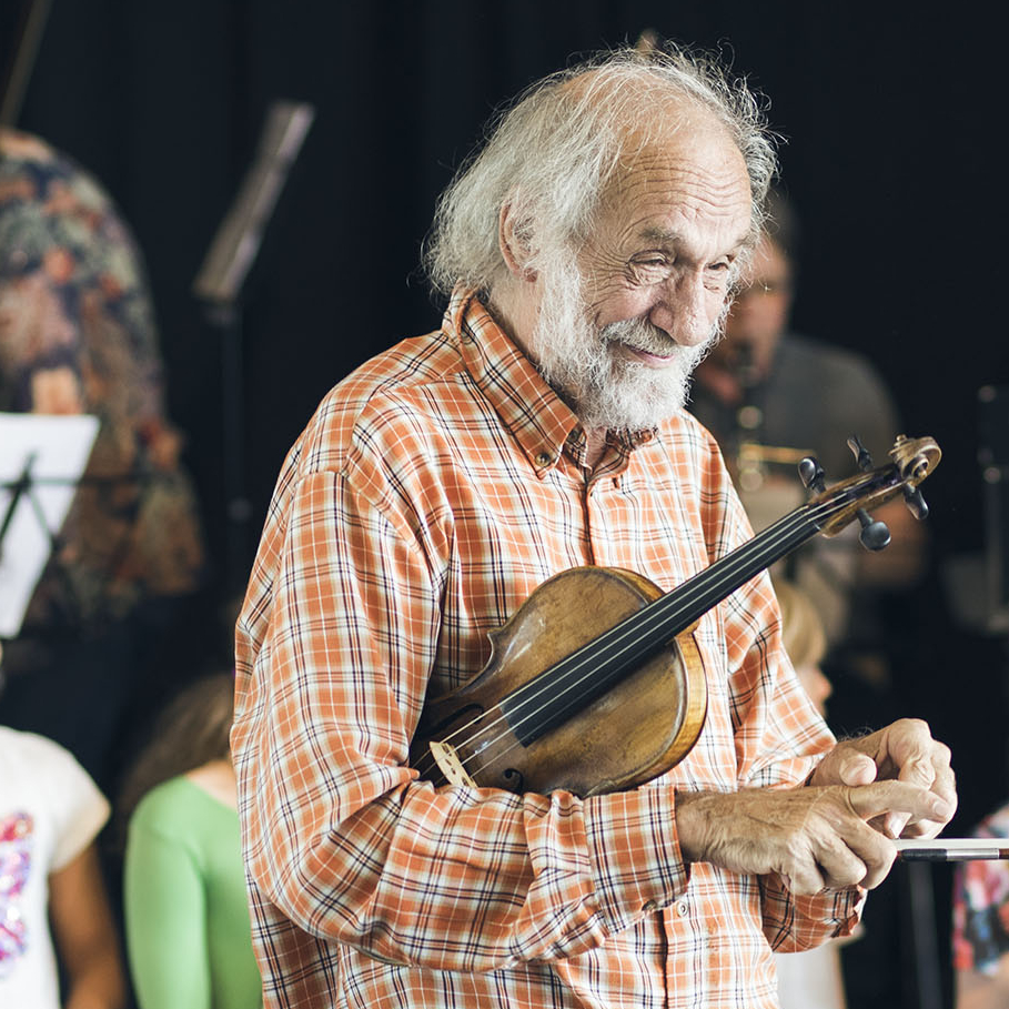 Klaus der Geiger bei einem Konzert des KunstSalon-Orchesters.
